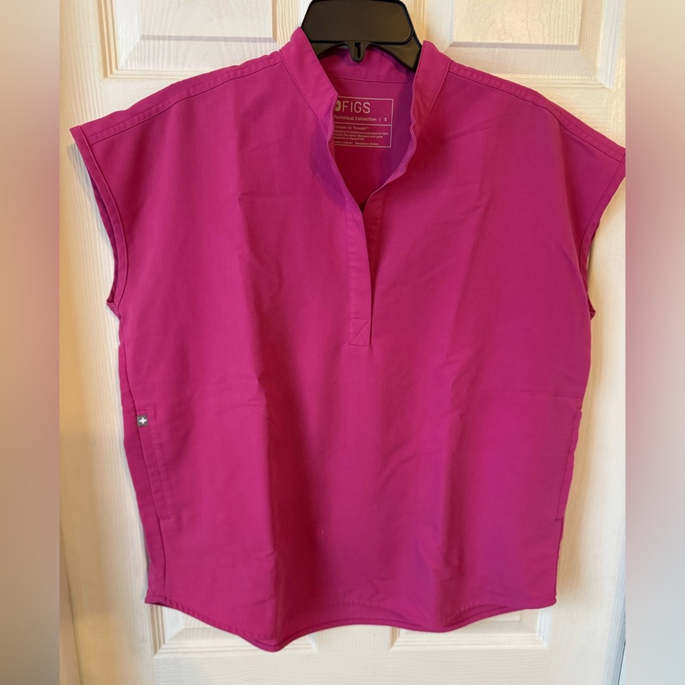 Women’s FIGS Rafaela scrub top, electric orchid color, size S